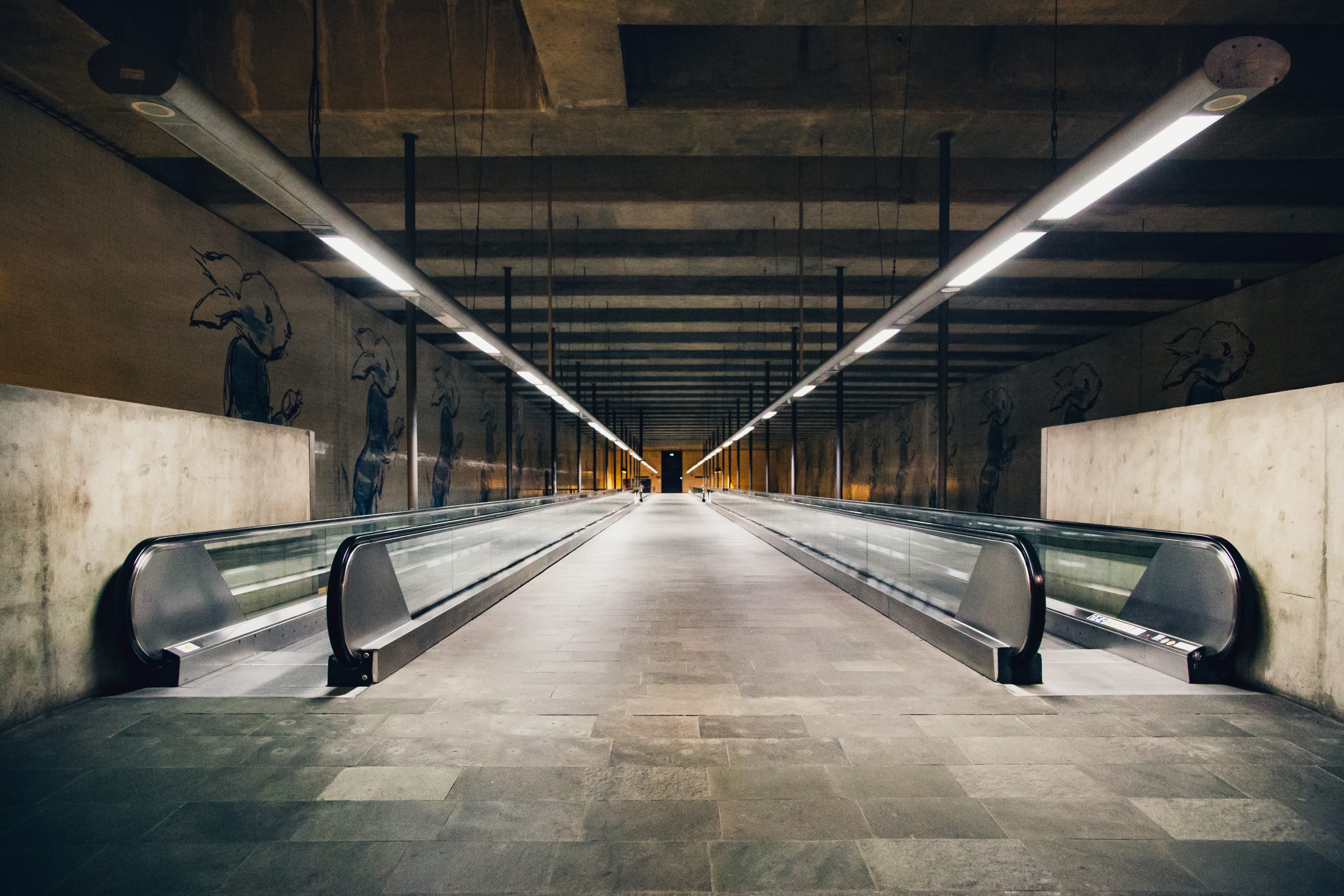 Horizontal moving walkway