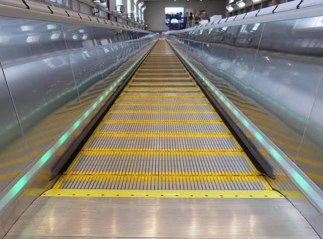 Inclined moving walkway